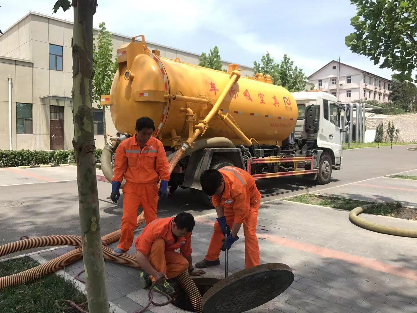 德兴管道疏通车停在窨井附近