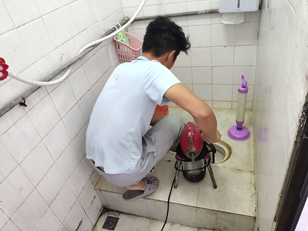 德兴管道堵塞冒臭气 专业师傅现场解决问题
