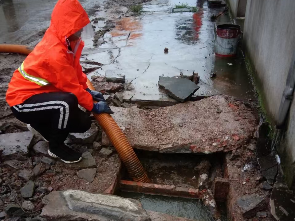 德兴专业清理污水池 炜誉市政以规范流程守护城市 “肠道”